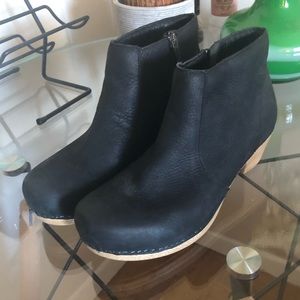 Dansko Maria Booties Black Milled Nubuck 39
